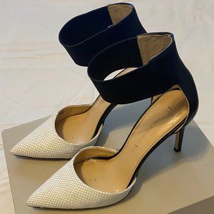 Banana Republic "Malory" Black & White Shoes (Size 8.5 US)